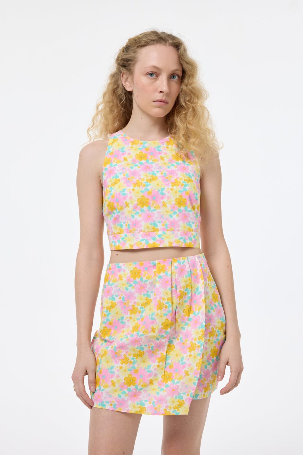 Sırtı Çapraz Askılı Çiçekli Crop Bluz Pembe