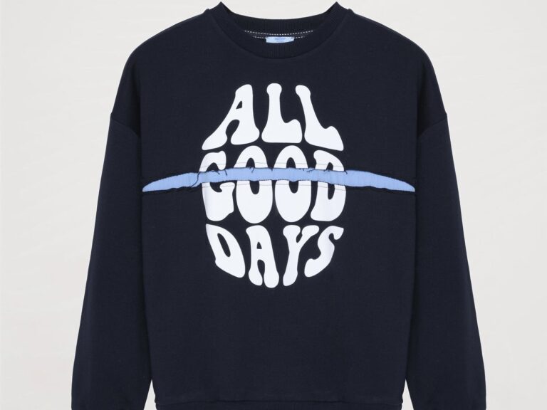 Yırtık Detaylı Yazı Baskılı Sweatshirt Lacivert