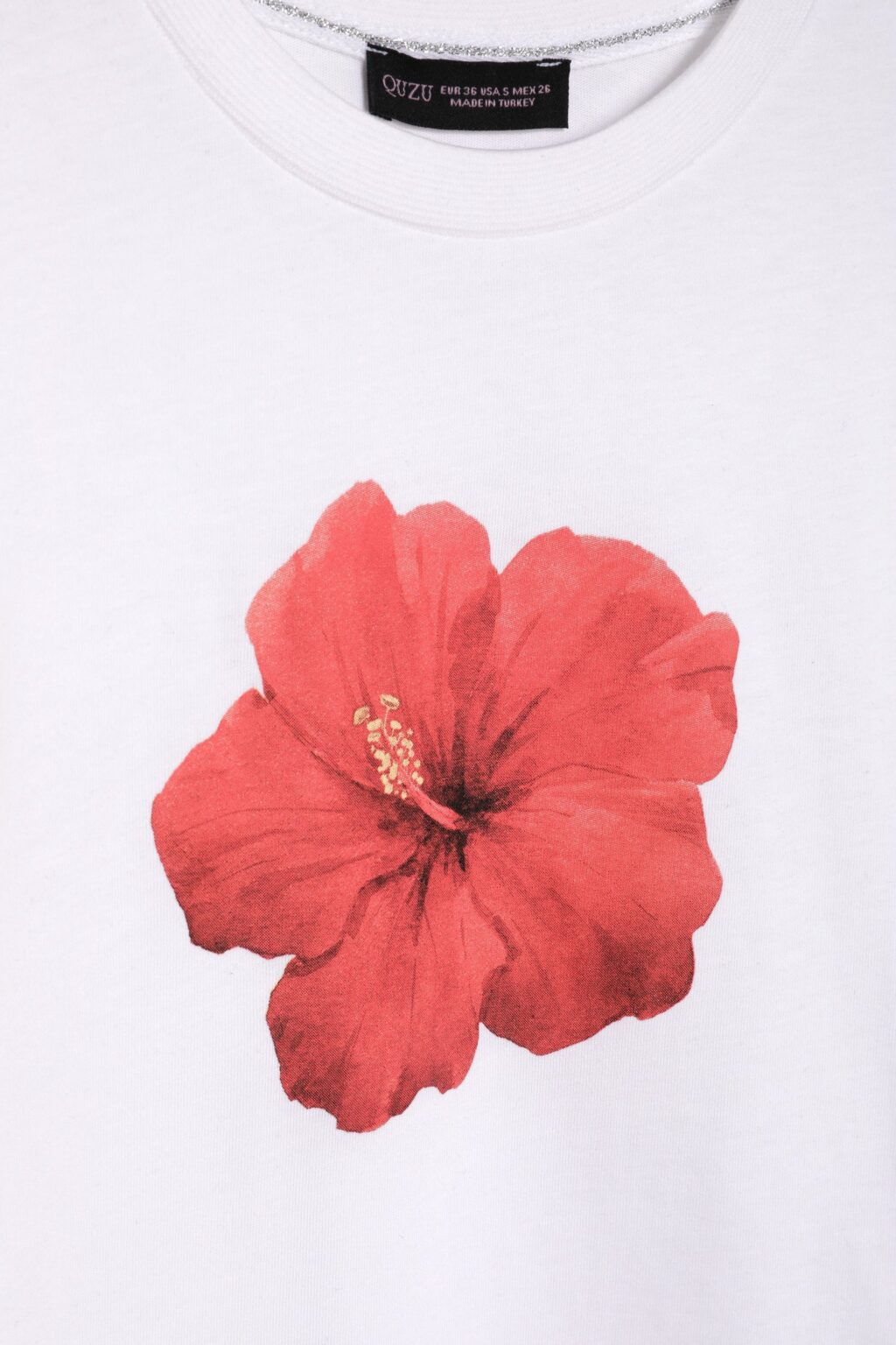 Renkli Hibiskus Çiçekli Crop Tişört Beyaz