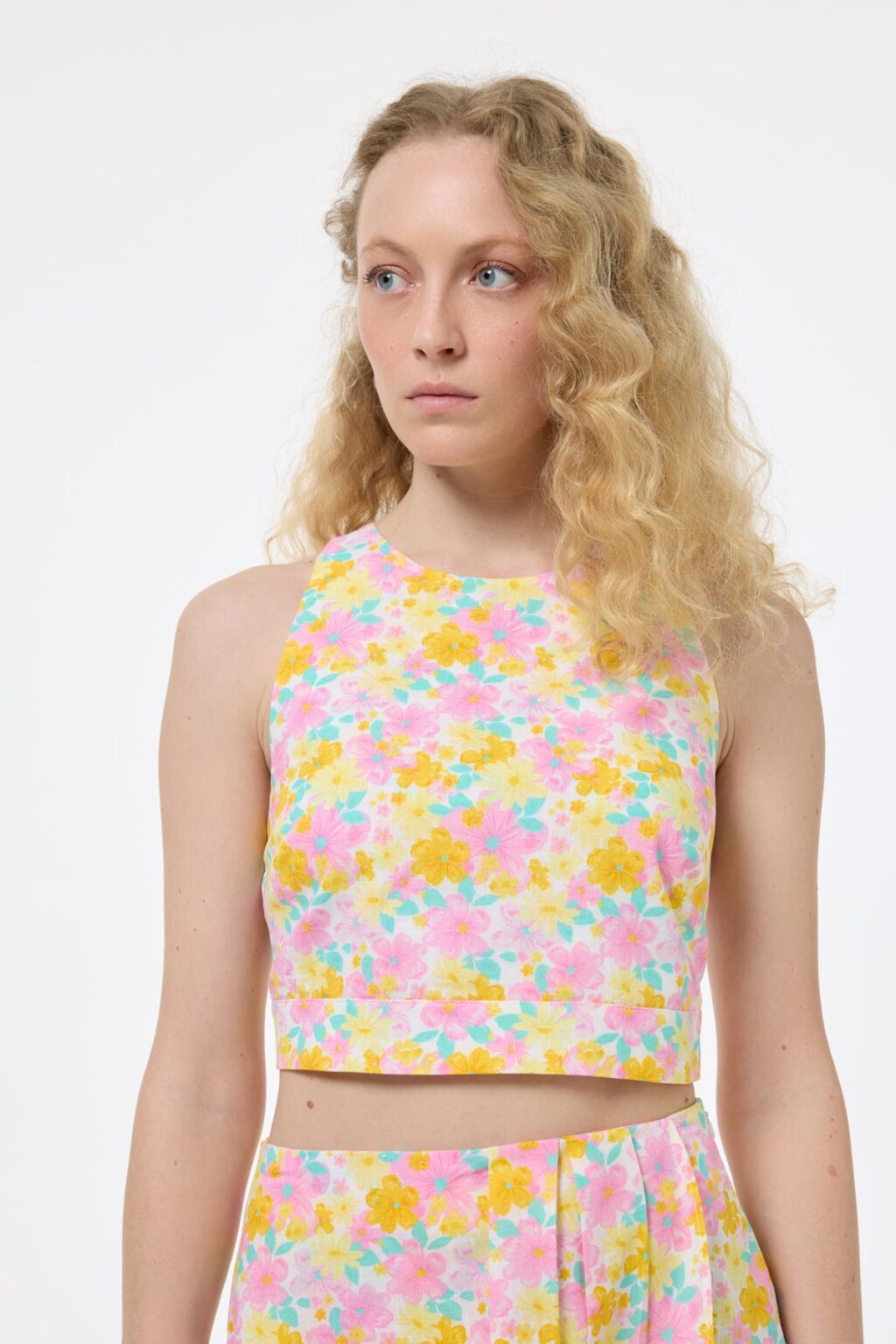 Sırtı Çapraz Askılı Çiçekli Crop Bluz Pembe